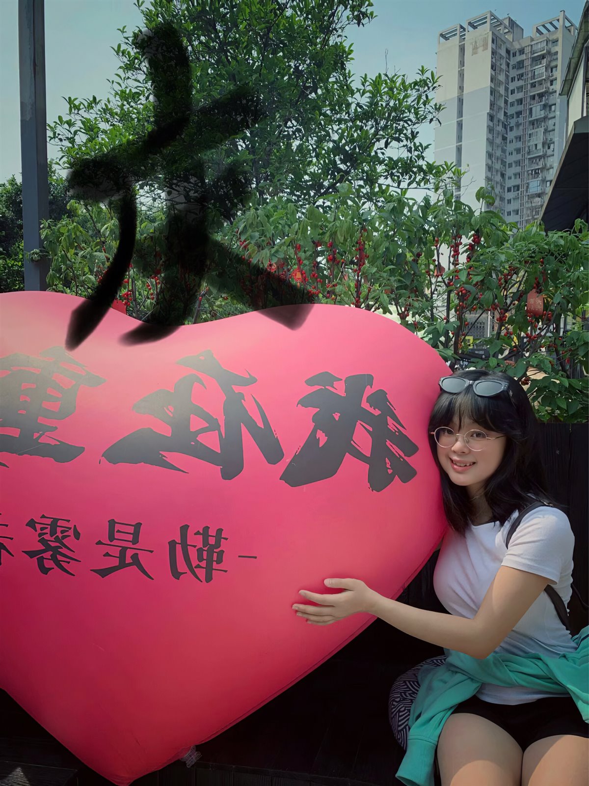 在重庆旅行时与城市装置合影